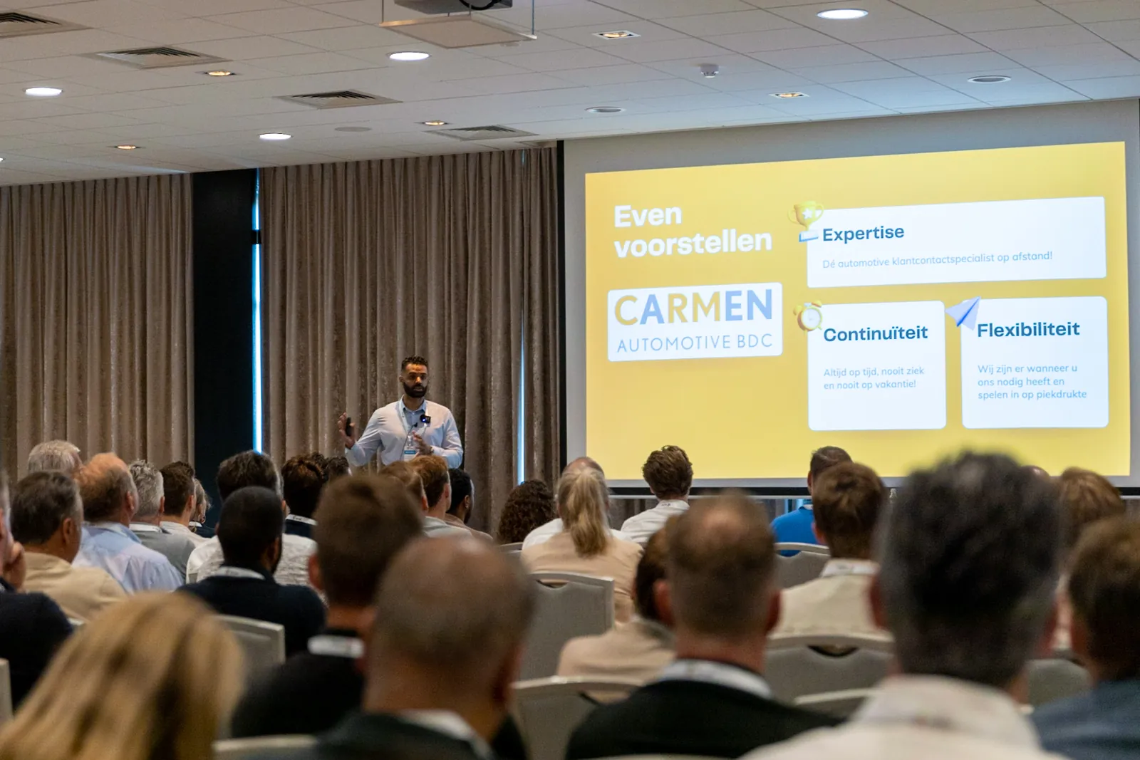 Jeffrey Silva presenteert CARMEN Automotive BDC voor een volle zaal